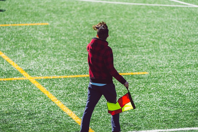 酋长三连冠梦碎！赛后霉霉男友凯尔斯回更衣室时表情落寞.