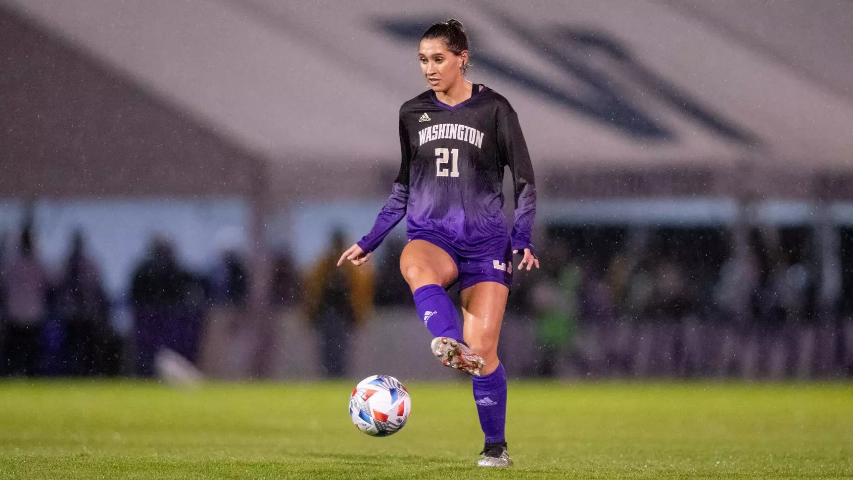 酋长三连冠梦碎！赛后霉霉男友凯尔斯回更衣室时表情落寞.